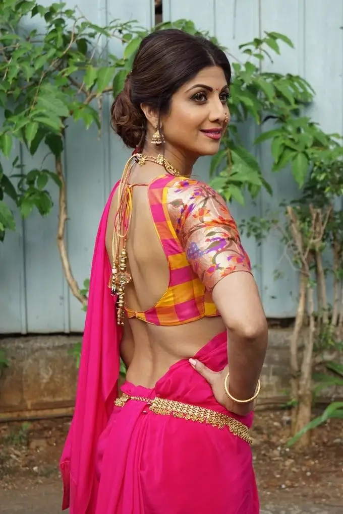 SOUTH INDIAN MODEL SHILPA SHETTY IN TRADITIONAL PINK SAREE